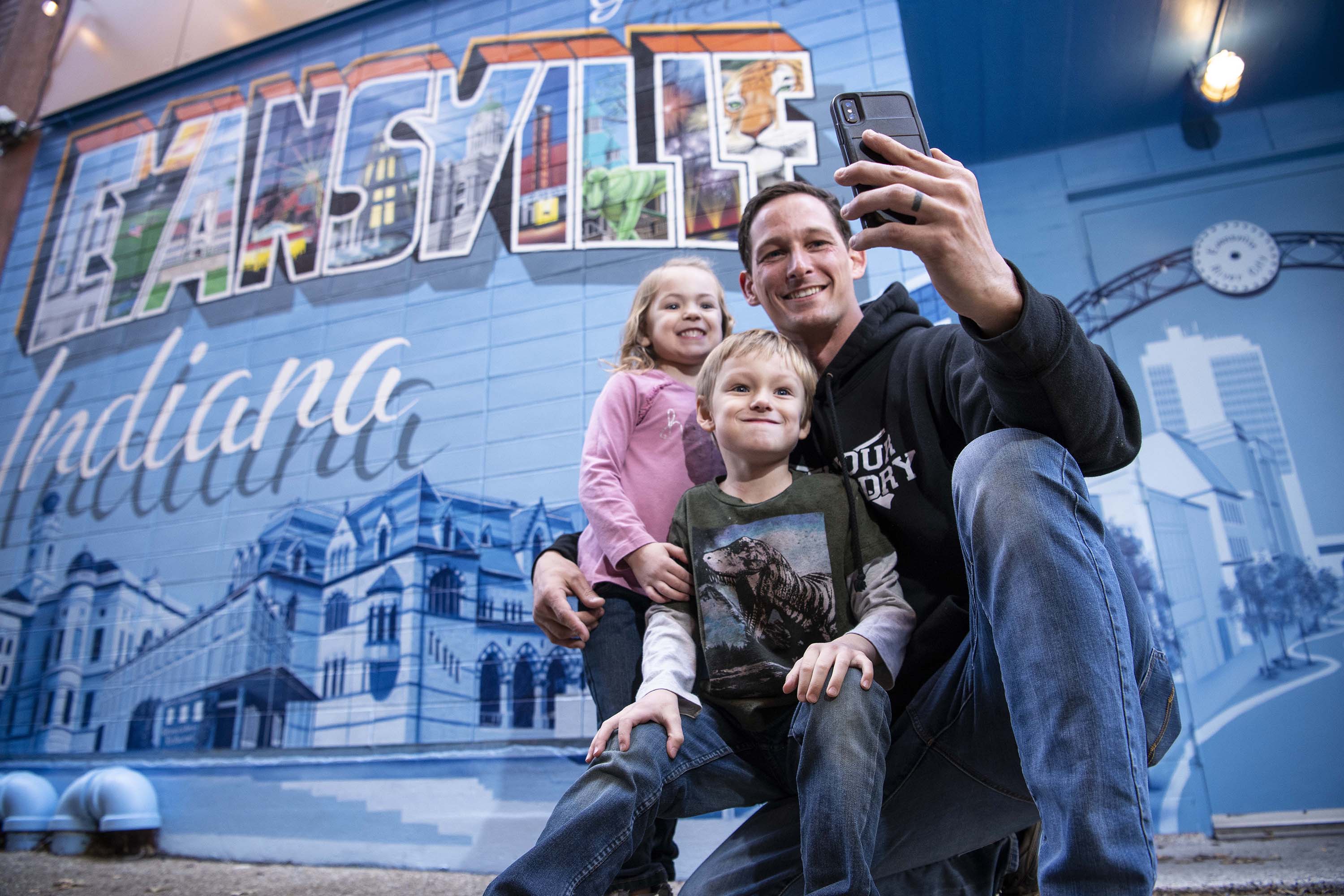 e is for everyone - Downtown Evansville - Self e Alley - Baret Family Selfie - Alex Morgan Imaging